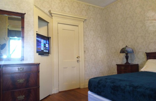 Plainfield Apartment | MINI MANSION WHOLE LEFT WING, TWO BEDROOM APARTMENT AVAILABLE AT A (LOW RATE)