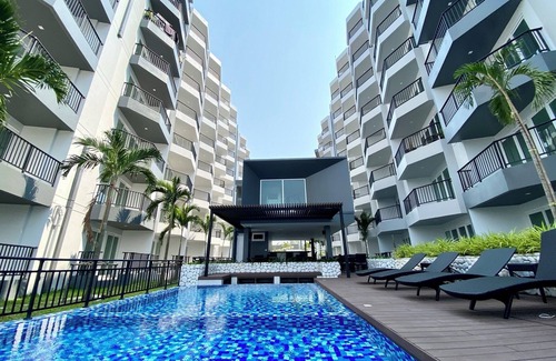 Kram Condo | Mini Studio Lake view, Pools, High speed Wi-Fi near by the beach