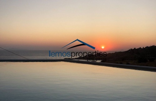 Koundouros Apartment | Minimal apartment with a swimming pool and sea view