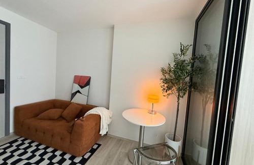Mueang Samut Prakan District Apartment | Minimal Cozy Stay 2 Mins to Si Dan MRT 14nights minimum
