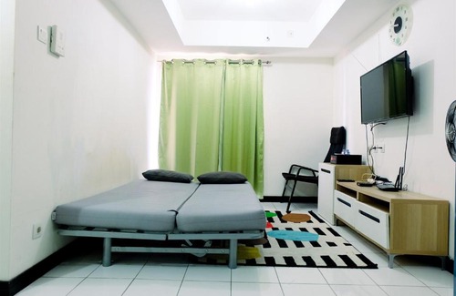 Karet Apartment | Minimalist 1BR with City View The Wave Apartment By Travelio