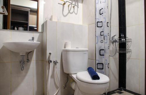 Bekasi Barat Apartment | Minimalist and Comfy 1BR Grand Kamala Lagoon Apartment By Travelio