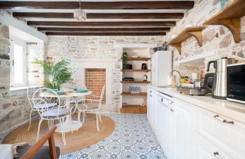 Foca House | MINIQ HOMES 101 - Near Sea Foça Center 2BR Historic Stone House