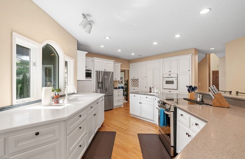 Eden Prairie House | MINNeSTAY* Serenity on the Creek