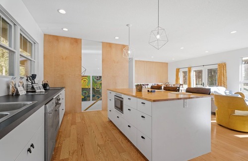Lakeland House | MINNeSTAY* The Happy Home | Ski |