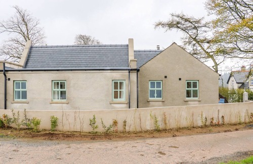 Newry House | MINNIE'S COTTAGE, KILLEAVY, with open fire in Newry, Northern Ireland
