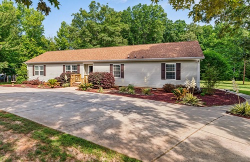Waxhaw House | Minnie's Place is 3 min from historic DT Waxhaw, Mill bridge & Walnut Creek