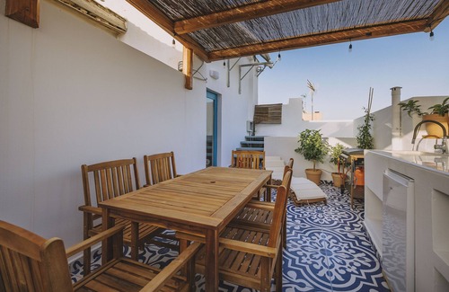 Old Town Rethymnon House | Minoos Residence, Central restored/modern 3floor house w/seasonal roof pool