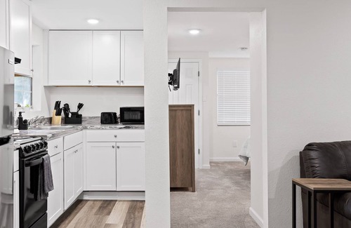 East Ridge Apartment | Mins from Zoo & Downtown! Laurel Lounge Apt. 1