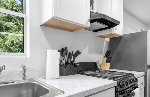 East Ridge Apartment | Mins from Zoo & Downtown! Laurel Lounge Apt. 2