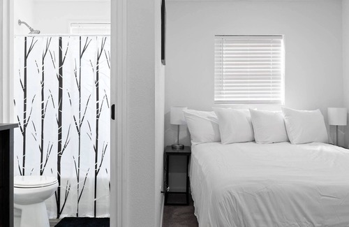 East Ridge Apartment | Mins from Zoo & Downtown! Laurel Lounge Apt. 3