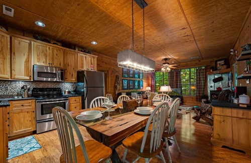 Townsend Cabin | Mins to Cade's Cove! Dreamy Cabin and Outdoor Oasis! Hot Tub & Firepit!