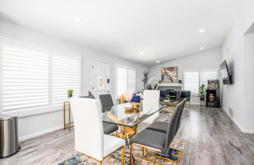 Santa Ana House | Mins to Disney Chic 3BR with Arcade