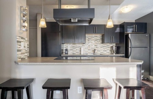 Southwest Calgary Apartment | Mins to Stampede | Parking | Central DT Condo