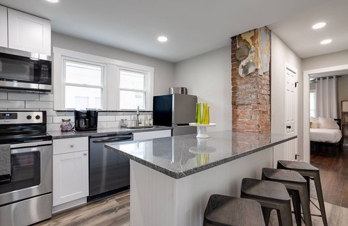 Lexington House | Mins to UK- Rupp- Kroger Field- Blocks away to UK & ST Joes Hospital-