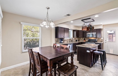 Blenman-Elm House | Mins to UofA, 4th Ave and Downtown - 5 Roku TVs! Short drive to the Gem Show!
