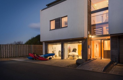 Rhosneigr Cottage | Minstrel Lodge : Spacious 4‑Bed Pet-Friendly Villa with Sea Views in Rhosneigr | Managed by Anglesey