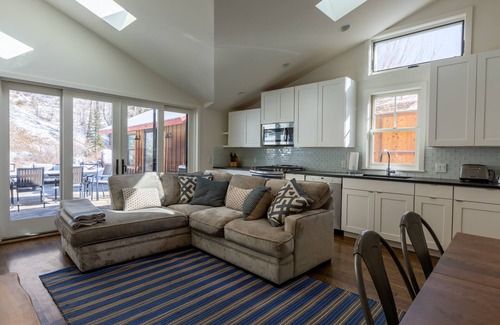 Minturn House | Minturn River Cabin with Hot Tub and NEW Air Conditioning
