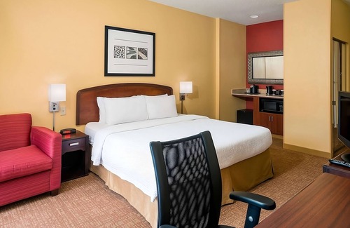 West Dundee Resort | Minutes Away from Elgin History Museum! Pool, FREE Parking, Pets Allowed!