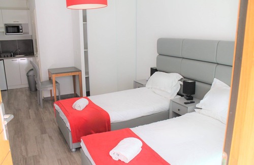 Eguilles Hotel | Minutes Away from Parc Saint-Mitre in Eguilles! Pet-friendly, Free Parking!