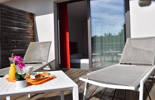 Eguilles Hotel | Minutes Away from Parc Saint-Mitre in Eguilles! Pet-friendly, Free Parking!