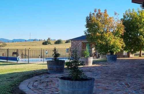 Westdale Apartment | Minutes from airport and AELEC! Private studio farm stay