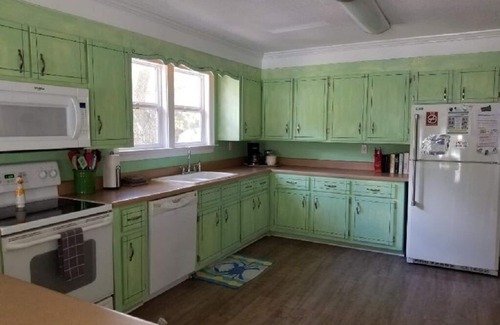 Gulf Shores Cottage | Minutes from beach with Bay view, pier, fenced yard & dog friendly!