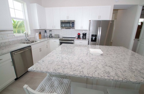 Naples Condo | Minutes from Marco Is; Corner Unit 3BR Condo