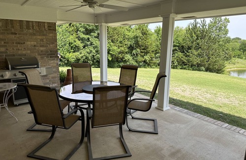 Kingston House | Minutes from Marina Del Rey and Boat Ramps at Soldier Creek on Lake Texoma.