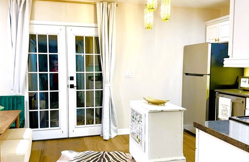 Oxford Condo | Minutes from Ole Miss Campus! Gated Community with Pool! Vibrant Unique Décor!