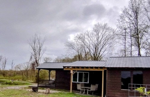 Westford Cabin | Minutes from Pymatuning, Cabin by the Pond