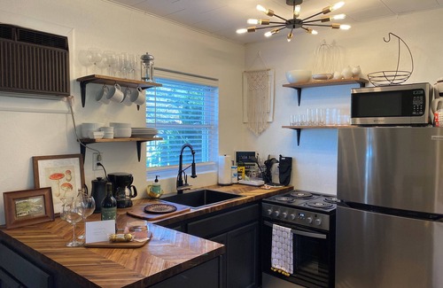 Maggie Valley Cottage | Minutes from Skiing & Snow Tubing! Easy access, no 4x4 needed!