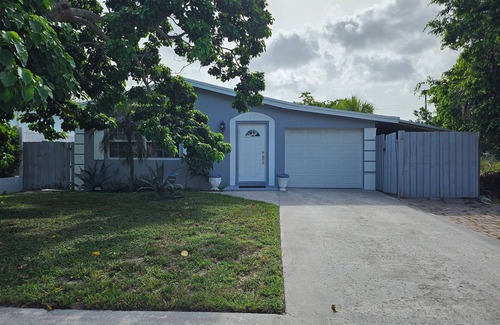 Pineapple Grove Arts District House | Minutes from the downtown life of Delray Beach and a mile away from the beach!