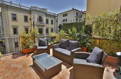 San Lorenzo Apartment | Minutes from the Duomo-Spacious 5 bedroom in the enchanting Central Firenze