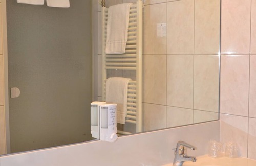 Brielle Hotel | Minutes from the Lake, Dunes, and Coastal Walks! Free Breakfast, Parking!