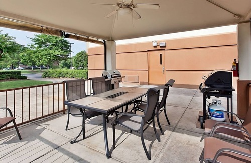 Horsham House | Minutes from Wings of Freedom Aviation Museum! Free Parking, Pets Allowed
