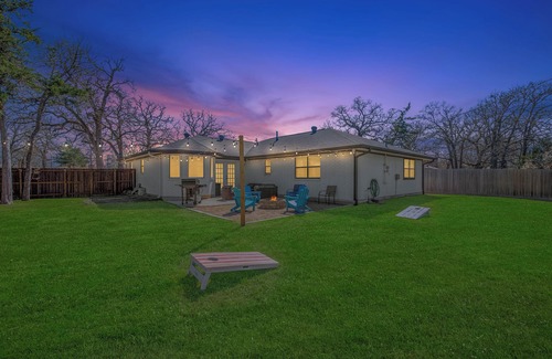 Southwood Valley House | Minutes to A&M w firepit, king beds, & arcade game
