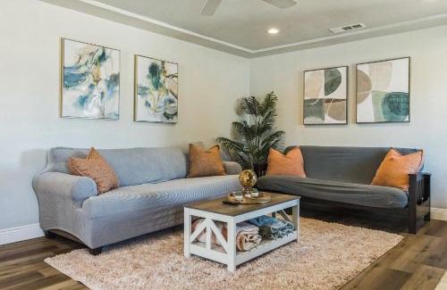 Raisin House | Minutes to Airport hospitals shopping AC and Smart TVs