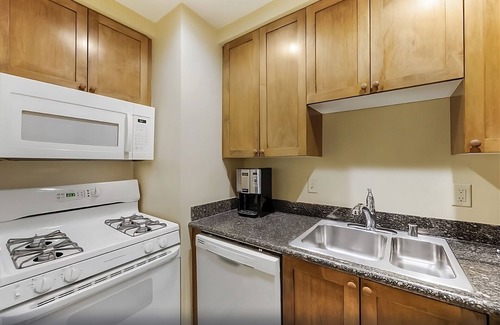 Enterprise Hotel | Minutes to Airport|Las Vegas Attractions Nearby|Pool and Parking