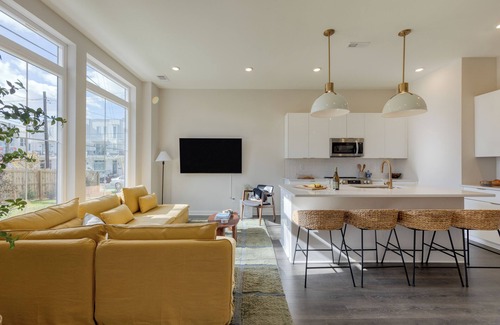 East Bank House | Minutes to Broadway | Chic Newly Built 4BDR w/Balcony | 98 Degrees by AvantStay