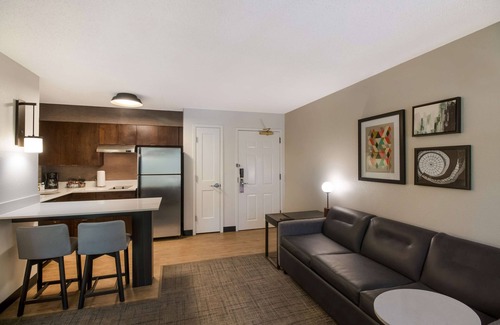Richardson Hotel | Minutes to Dallas Arboretum! Pets Allowed! W/Pool Access & Sports Court Onsite!