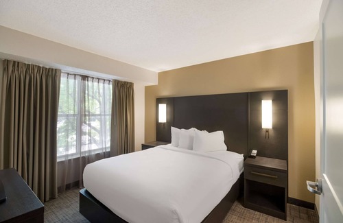 Richardson Hotel | Minutes to Dallas Arboretum! Pets Allowed! W/Pool Access & Sports Court Onsite!