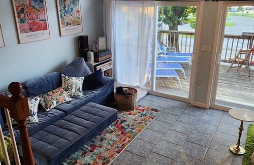 Saratoga Springs House | Minutes to downtown, right on the lake. Pet friendly home, sleeps 10 with views!