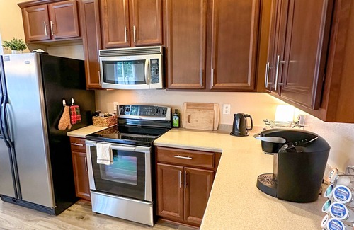 Ruskin House | Minutes to I-75 & HWY-41! Private Room w/WIFI, Queen Bed, Desk & TV