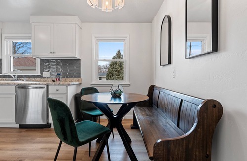 Green Bay House | Minutes to Lambeau, Remodeled, Modern & Clean