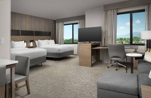 Bozeman House | Minutes to Museum of the Rockies! FREE Breakfast, with Indoor Pool, Kitchen!