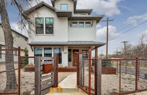 Swede Hill House | Minutes to Rainey St + Downtown, Downtown Views - Stylish Three Story Home - GuestSpaces