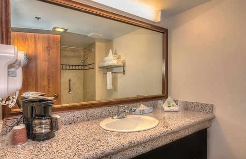 Grand Junction Hotel | Minutes to Redlands Mesa Golf Course! 2 Spacious Units, Pool, Bar, Parking!