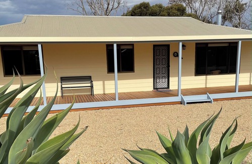 Minlacowie House | Minutes to the beach! Freshly renovated, stylish & modern.