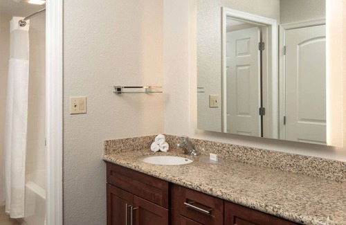 Brentwood Hotel | Minutes to The Parthenon Nashville! 2 Pet-friendly Units w/Free Breakfast, Pool